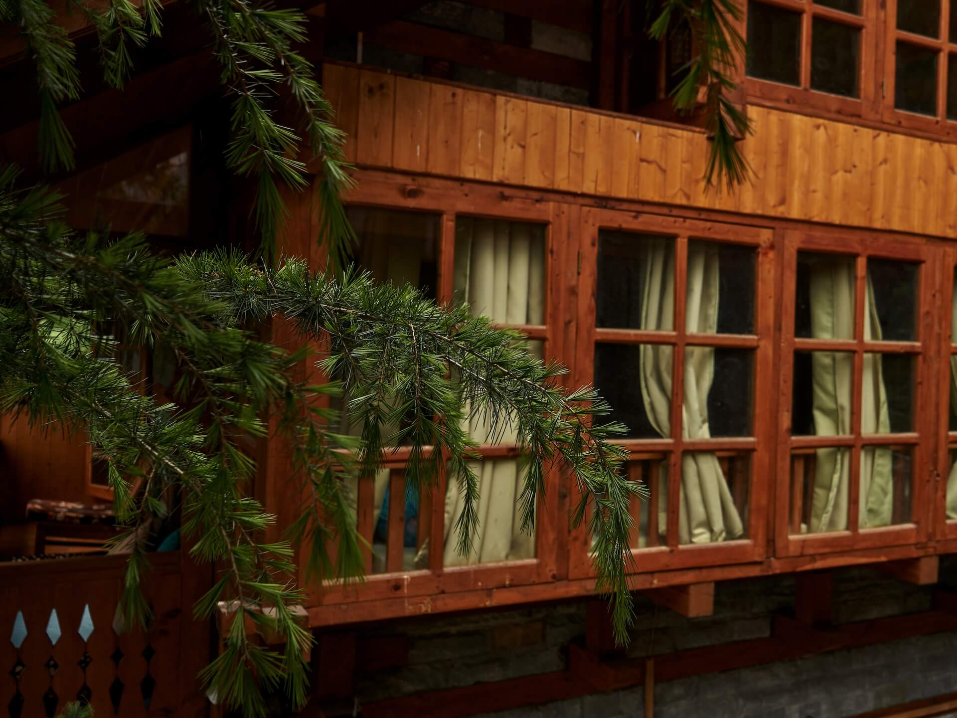 The Lazy and Slow - Experience authentic Kathkuni architecture at our luxury cottages in Naggar, Himachal Pradesh